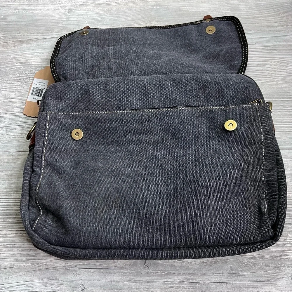 NWT The Prairie Schooner canvas measenger bag. Shoulder and hand straps. Laptop